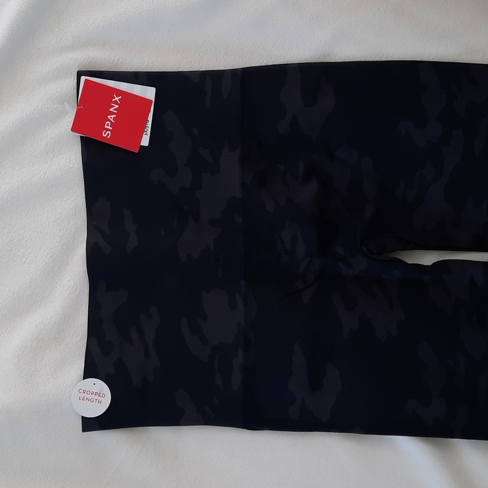 SPANX Look at Me Now crop seemless leggings in black camo - Picture 6 of 11